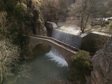 Yunanistan 'ın Palaiokarya kentinde Şelale Üzerindeki Taş Kemer Köprüsü
