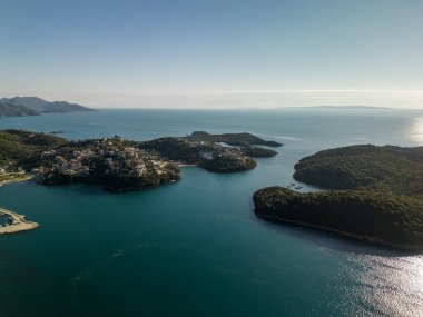 Yunanistan 'ın Mora kentindeki Sahil Kenti ve Marina Havacılık Manzarası
