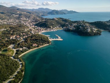 Yunanistan 'ın Mora kentindeki Sahil Kenti ve Marina Havacılık Manzarası