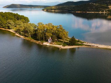 Ziros Gölü, Epirus, Yunanistan 'da Şapel' le Gökyüzü Manzarası
