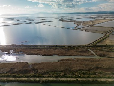 Yunanistan 'ın Salinas kentindeki Tuz Yığını ve Buharlaşma Göletlerinin Havadan Görünümü