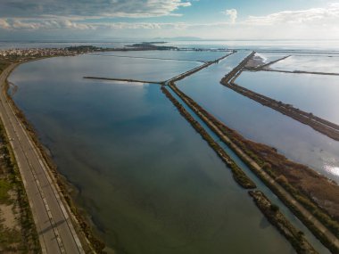 Yunanistan 'ın Salinas kentindeki Tuz Yığını ve Buharlaşma Göletlerinin Havadan Görünümü