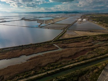 Yunanistan 'ın Salinas kentindeki Tuz Yığını ve Buharlaşma Göletlerinin Havadan Görünümü