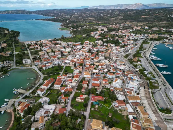 Yunanistan 'ın Mora kentindeki Sahil Kenti ve Marina Havacılık Manzarası