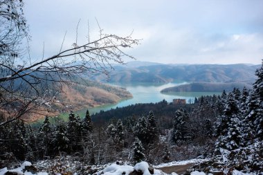 Yunanistan 'ın Karlı Dağlardan Plastiras Gölü Kış Manzarası