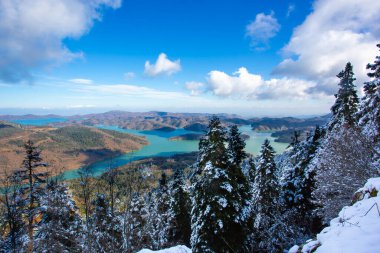 Yunanistan 'ın Karlı Dağlardan Plastiras Gölü Kış Manzarası