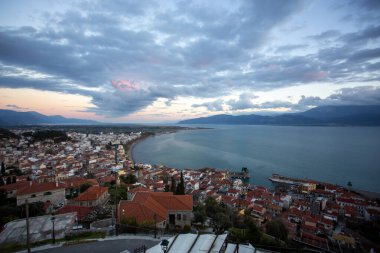 Yunanistan 'da Kıyı Kenti ve Denizi Üzerinde Gün Batımı