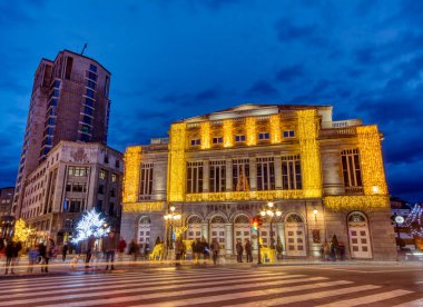 Oviedo, İspanya - 25 Aralık 2022: İspanya 'nın Asturias kentindeki Oviedo caddelerinde Noel süslemesi. Campoamor Tiyatrosu