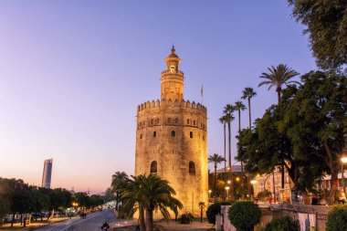 Günbatımında Guadalquivir nehrinin üzerinde Seville, Endülüs, İspanya 'daki Torre del Oro manzarası.