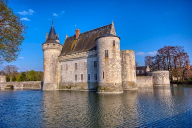 Sully Sur Loire, Fransa - 13 Nisan 2019: Ünlü ortaçağ şatosu Sully sur Loire, Loire Valley, Fransa. Sully sur Loire Şatosu 14. yüzyılın sonlarına ait..