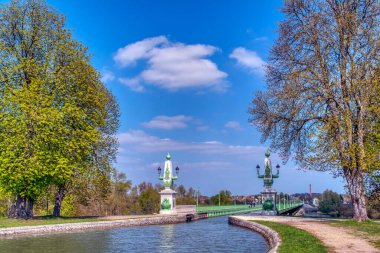 Fransa 'nın merkezindeki Briare su kemeri Seine nehrine giden yolda Loire Nehri üzerinde bir kanal taşır..