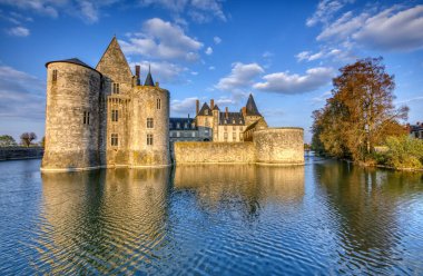 Sully Sur Loire, Fransa - 13 Nisan 2019: Ünlü ortaçağ şatosu Sully sur Loire, Loire Valley, Fransa. Sully sur Loire Şatosu 14. yüzyılın sonlarına ait..