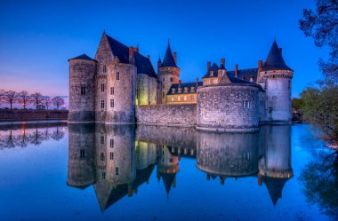 Sully Sur Loire, Fransa - 13 Nisan 2019: Ünlü ortaçağ şatosu Sully sur Loire, Loire Valley, Fransa. Sully sur Loire Şatosu 14. yüzyılın sonlarına ait..