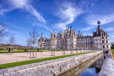 Loire, Fransa - 14 Nisan 2019: Loire Kalesi, Fransa. Chambord Şatosu, Loire Vadisi 'ndeki en büyük şato. Fransa 'da bir UNESCO dünya mirası sahası.