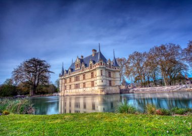 Azay le Rideau, Fransa - 17 Nisan 2019: Loire Valley, Fransa 'da Chateau d' Azay-le-Rideau. Azay-le-Rideau Şatosu Avrupa 'daki seyahat merkezlerinden biridir. Baharda Fransız şatosunun manzarası.