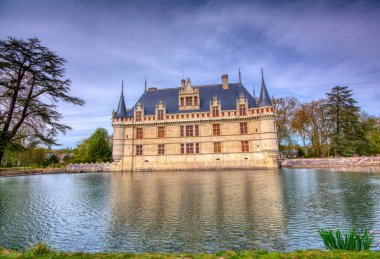 Azay le Rideau, Fransa - 17 Nisan 2019: Loire Valley, Fransa 'da Chateau d' Azay-le-Rideau. Azay-le-Rideau Şatosu Avrupa 'daki seyahat merkezlerinden biridir. Baharda Fransız şatosunun manzarası.