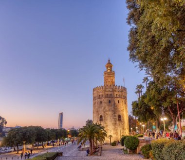 Günbatımında Guadalquivir nehrinin üzerinde Seville, Endülüs, İspanya 'daki Torre del Oro manzarası.