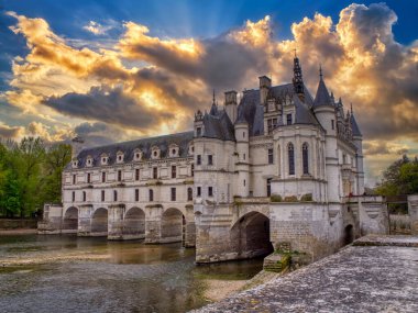 Chenonceau, Fransa - 16 Nisan 2019: Chenonceaux, Fransa 'daki ortaçağ şatosu. Güzel Chenonceau Şatosu, Cher nehri üzerinde, Loire Vadisi, Fransa.