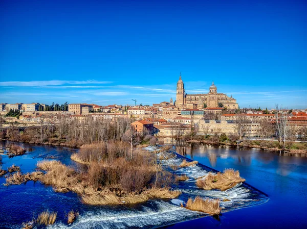 Spanya Tormes Nehrindeki Salamanca Katedrali Manzarası — Stok fotoğraf
