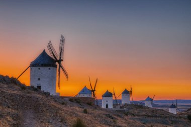 Cervantes Don Kişot 'un yel değirmenleri gün batımında Consuegra' da. Kastilya La Mancha, İspanya, Avrupa.