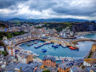 Turistik durak Luarca, Asturias, İspanya, Avrupa. Balıkçılık ve teknelerle eğlence limanı olan doğal şehir manzarası.