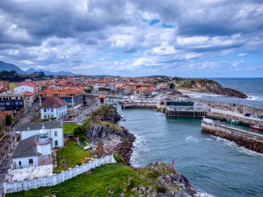 İspanya, Asturias 'taki Llane' lerin hava manzarası. Llanes feneri ön planda..