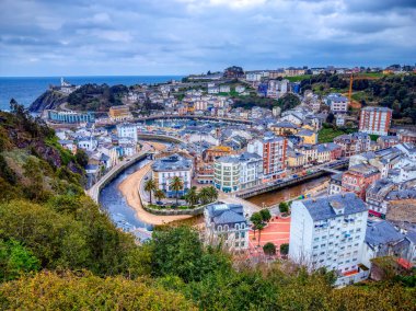 Turistik durak Luarca, Asturias, İspanya, Avrupa. Balıkçılık ve teknelerle eğlence limanı olan doğal şehir manzarası.