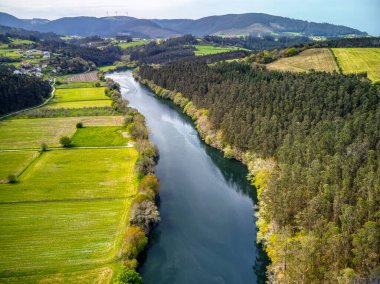 İspanya 'nın Asturias kentindeki Navia Nehri ve çayır manzarası