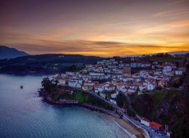 İspanya 'nın Asturias kentindeki Cantabrian kıyısının en güzel köylerinden Lastres' in hava manzarası..