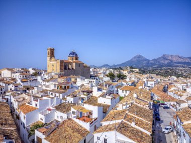 Alicante 'deki turistik Altea kasabası ve İspanya' nın güneydoğusunda Sierra de Bernia Dağı ile birlikte kilise..