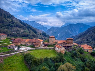 Asturias dağlarındaki Bandujo 'nun ortaçağ köyü manzarası. İspanya 'nın kuzeyi.