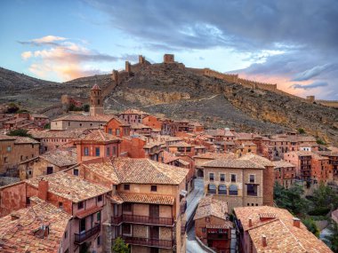Gün batımında duvarları ve ön plandaki katedrali ile Albarakanın manzarası.
