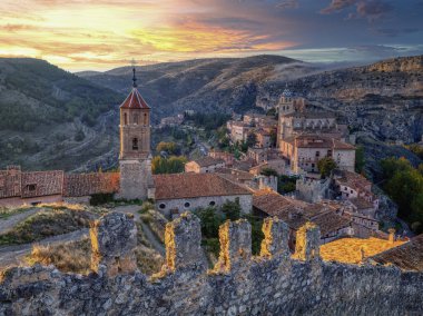 Gün batımında Albarracin manzarası ve ön planda Santa Maria y Santiago kilisesi. Teruel, İspanya.