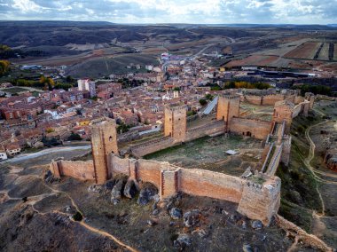 İspanya 'nın Guadalajara kentindeki şatosuyla Molina de Aragon' un hava manzarası.