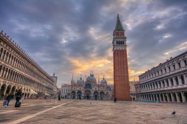 Venedik, İtalya - 10 Ekim 2019: Saint Mark 's Square with campanile and bazilica in Venice, İtalya şafak vakti.