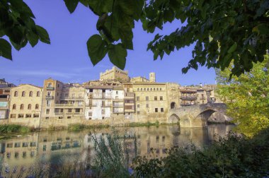 Teruel İspanya 'nın Valderrobres bölgesindeki Matarraa nehri üzerindeki taş köprü..