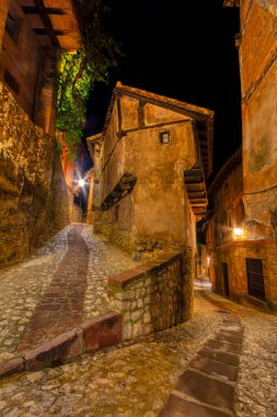 İspanya, Albarracin 'deki Casa de la Julianeta' nın gece manzarası.