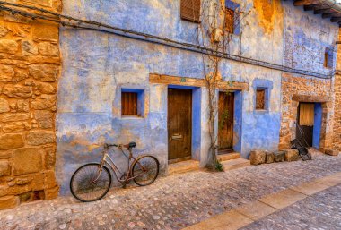 Valderrobres 'te çivit mavisi boyalı eski bir ev Teruel. İspanya.