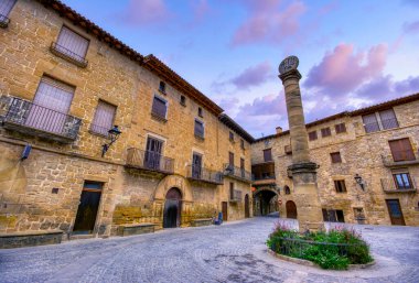 Teruel İspanya 'nın Matarra bölgesinde gün batımında Kretas kasabası.
