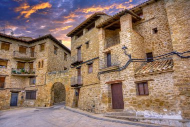 Teruel İspanya 'nın Matarra bölgesinde gün batımında Kretas kasabası.