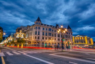 Oviedo, İspanya - 25 Aralık 2022: İspanya 'nın Asturias kentindeki Oviedo caddelerinde Noel süslemesi.