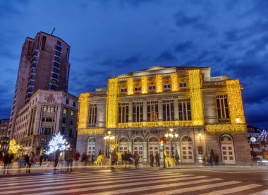 Oviedo, İspanya - 25 Aralık 2022: İspanya 'nın Asturias kentindeki Oviedo caddelerinde Noel süslemesi. Campoamor Tiyatrosu