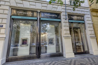 Prag, Çek Cumhuriyeti - 26 Eylül 2018: Tiffany & Company mağazasının dışı. Tiffany 's çok uluslu lüks bir Amerikan mücevheri ve özel bir perakendecisi..
