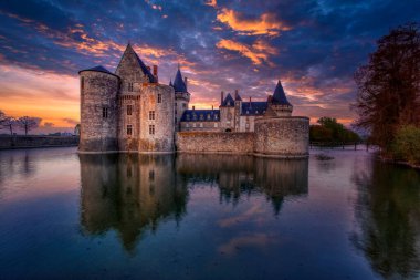 Sully Sur Loire, Fransa - 13 Nisan 2019: Ünlü ortaçağ şatosu Sully sur Loire, Loire Valley, Fransa. Sully sur Loire Şatosu 14. yüzyılın sonlarına ait..