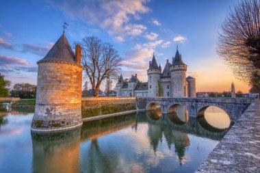 Sully Sur Loire, Fransa - 13 Nisan 2019: Gün batımında ünlü ortaçağ kalesi Sully sur Loire, Loire vadisi, Fransa. Sully sur Loire şatosu 14. Mavi saat.