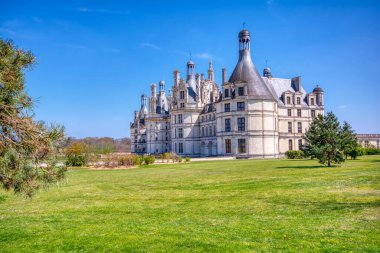 Loire, Fransa - 14 Nisan 2019: Loire Kalesi, Fransa. Chambord Şatosu, Loire Vadisi 'ndeki en büyük şato. Fransa 'da bir UNESCO dünya mirası sahası.