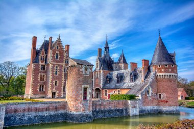 Loire Valley, Fransa - 15 Nisan 2019: Chateau du Moulin, Lassay-sur-Croisne, Loire Valley, Fransa. Loire vadisi nehri romantik kale.