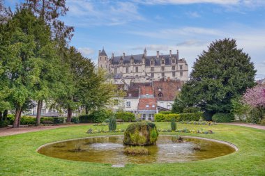 Pitoresk kasaba, Loches, Loire Valley, Fransa, Indre Nehri kıyısında.