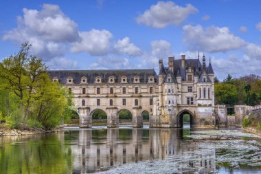 Chenonceau, Fransa - 16 Nisan 2019: Chenonceaux, Fransa 'daki ortaçağ şatosu. Güzel Chenonceau Şatosu, Cher nehri üzerinde, Loire Vadisi, Fransa.