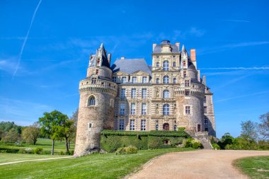 Loire Valley, Fransa - 19 Nisan 2019: Brissac Kalesi, 15. yüzyılda Angers yakınlarındaki Brissac Quince 'de yer alan Kral VII. Charles' ın bakanları tarafından yeniden inşa edilen bir Rönesans kalesi..